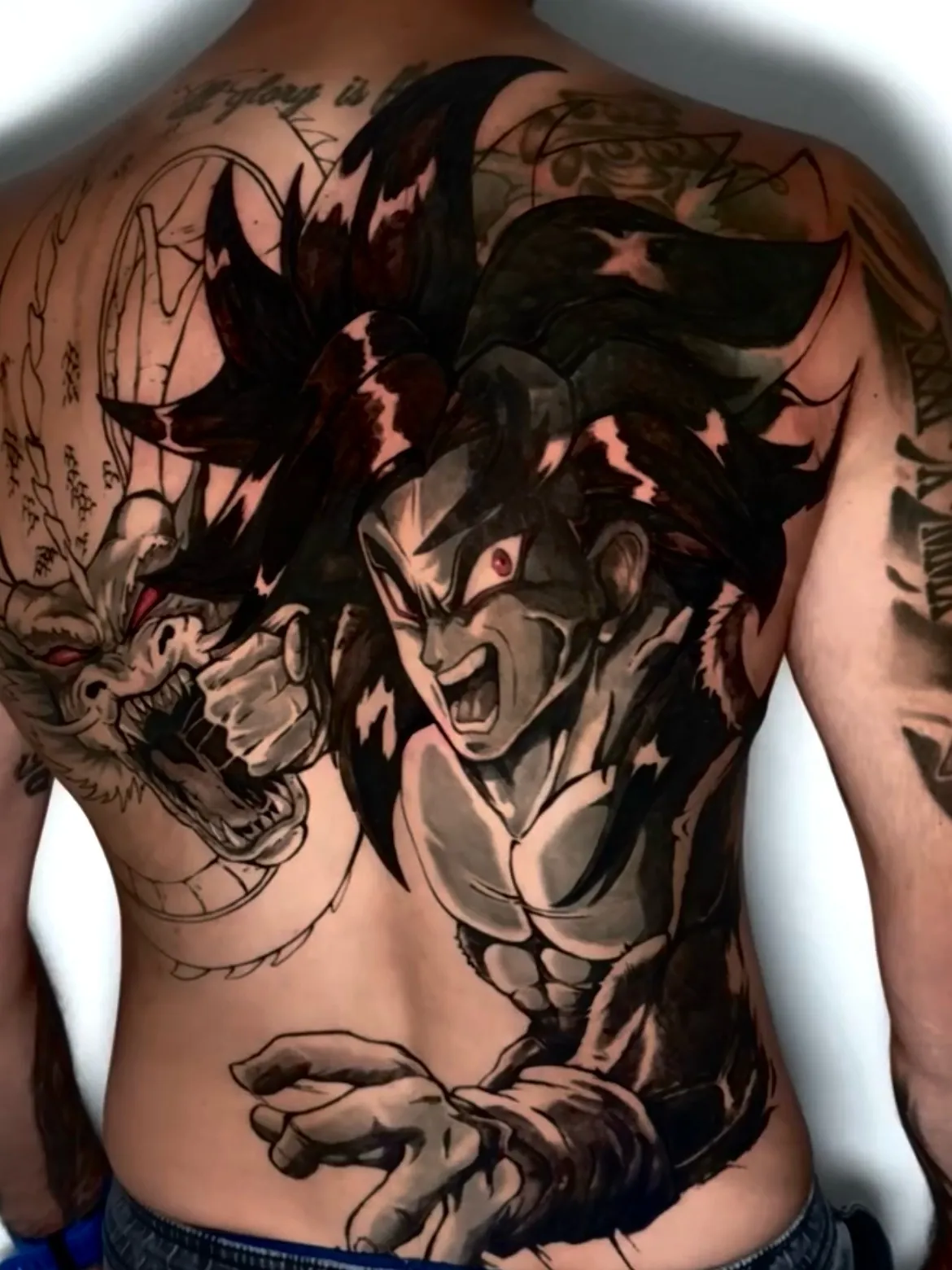 Guerreiro de anime em transformação, punho cerrado e dragão ao fundo, cobrindo as costas inteiras